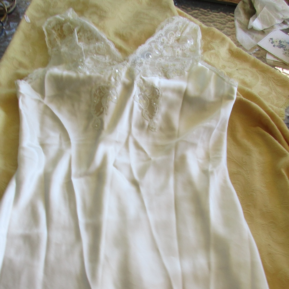 Vintage Val-Mode  Sweet Ivory White Sexy Nightgown Nightie M Lace